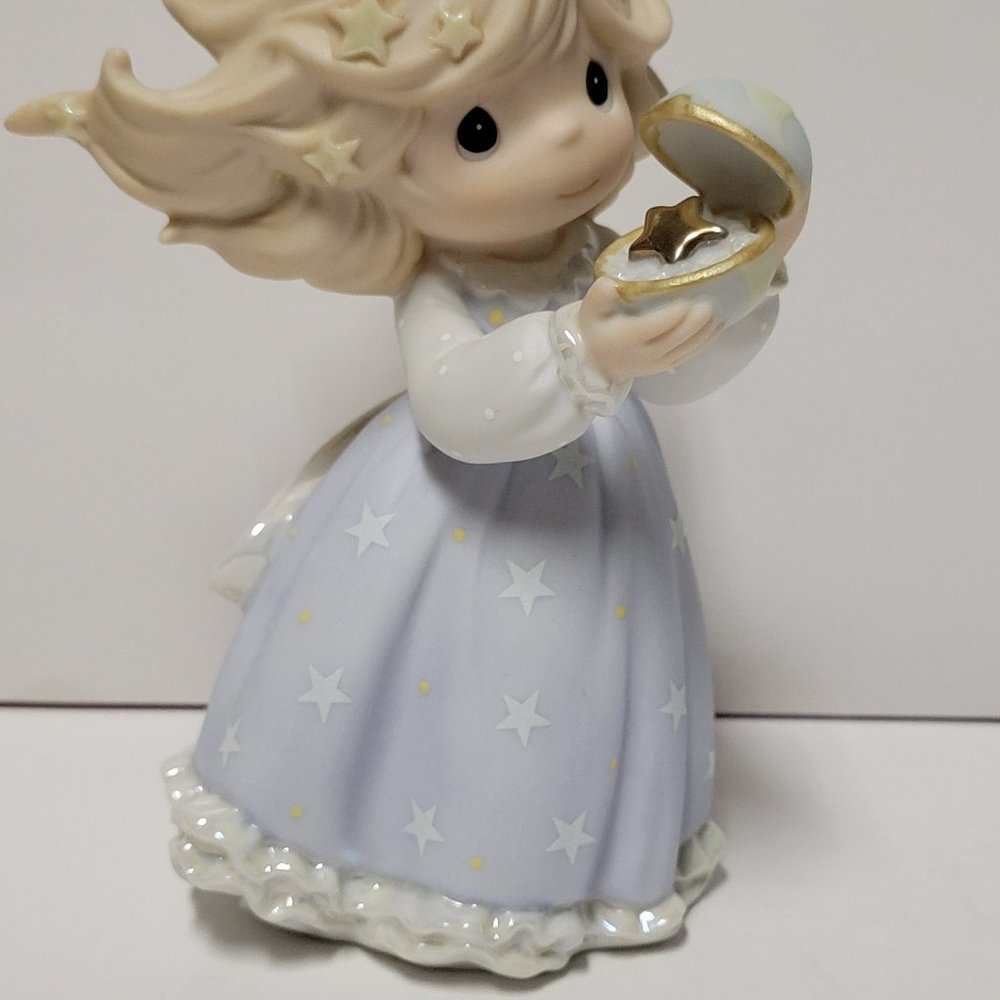 Precious Moments Figurine "Wishes for the World"